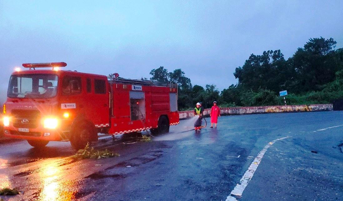 Xịt rửa dầu loang làm sạch mặt đường nhằm bảo đảm an toàn cho người và các phương tiện di chuyển qua đường đèo Hải Vân thuộc địa phận TT-Huế. Ảnh: CTV