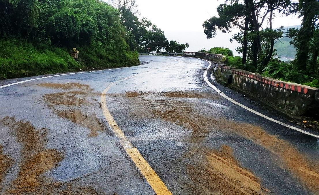 Mặt đường đèo bị loang dầu đã được xử lý an toàn. Ảnh: CTV