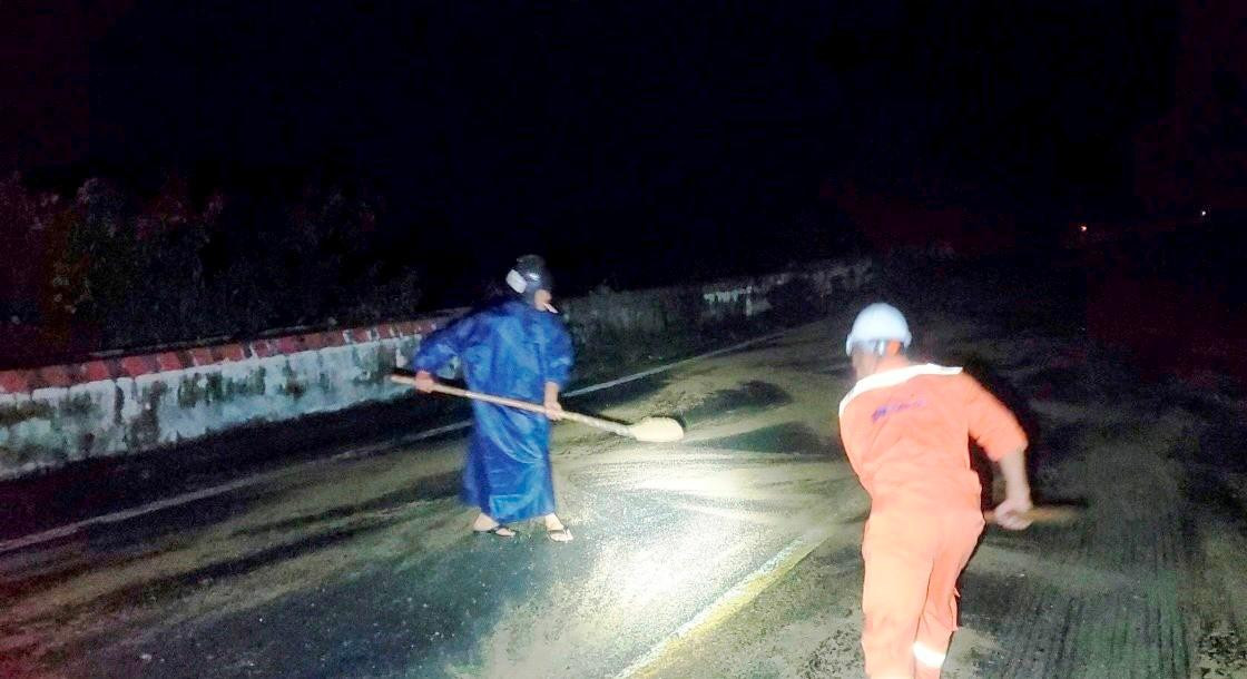 Việc xử lý dầu loang trên mặt đường được thực hiện từ tối ngày 9 đến sáng 10/10. Ảnh: CTV