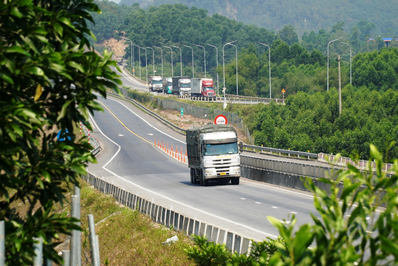 Tình trạng vượt ẩu, chạy quá tốc độ trên cao tốc đoạn qua TT-Huế không còn phổ biến như trước. Ảnh: Ngọc Văn Tình trạng vượt ẩu, chạy quá tốc độ trên cao tốc đoạn qua TT-Huế không còn phổ biến như trước. Ảnh: Ngọc Văn