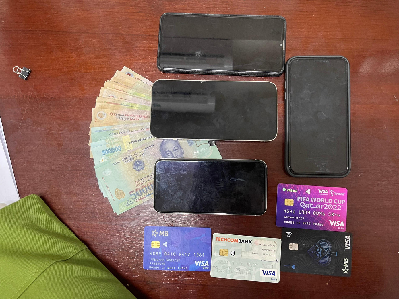 Tang vật công an thu được trong đường dây tổ chức đánh bạc và đánh bạc bằng hình thức cá độ bóng đá ở Huế. Ảnh CACC Tang vật công an thu được trong đường dây tổ chức đánh bạc và đánh bạc bằng hình thức cá độ bóng đá ở Huế. Ảnh CACC