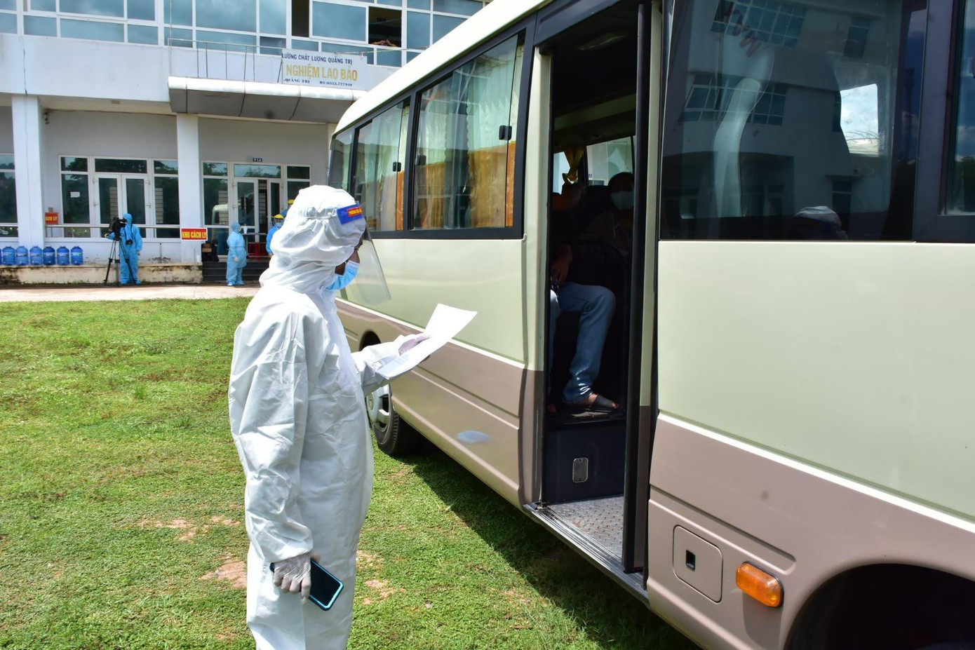 Kiểm tra lại số lượng người trước khi rời Quảng Trị về Huế Kiểm tra lại số lượng người trước khi rời Quảng Trị về Huế