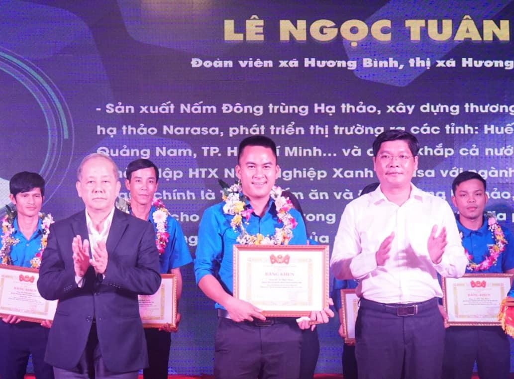 Thanh niên Lê Ngọc Tuấn được tuyên dương với mô hình phát triển kinh tế tiêu biểu. Thanh niên Lê Ngọc Tuấn được tuyên dương với mô hình phát triển kinh tế tiêu biểu.
