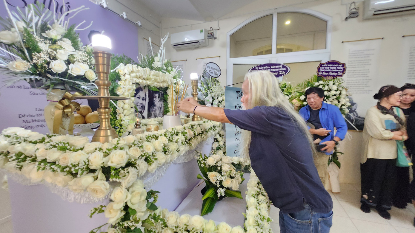 Nhà văn Phạm Xuân Nguyên dâng hương tưởng nhớ vợ chồng nhà văn Hoàng Phủ Ngọc Tường và nhà thơ Lâm Thị Mỹ Dạ. Ảnh: N.V.