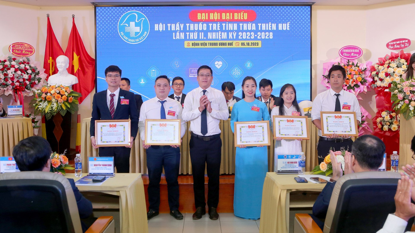 Khen thưởng các cá nhân xuất sắc của Hội Thầy thuốc trẻ tỉnh TT-Huế nhiệm kỳ 2018 - 2023.