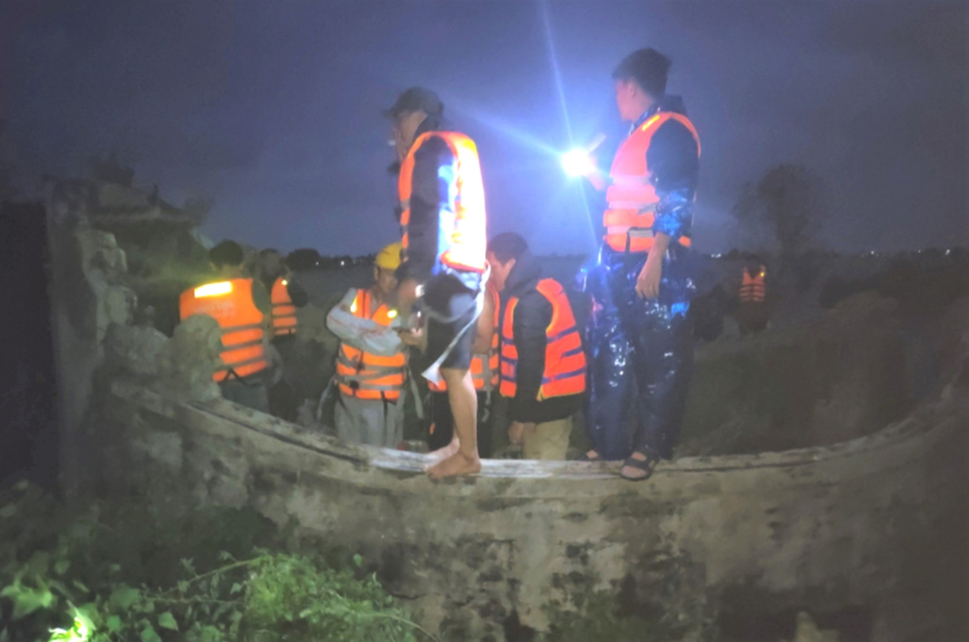 Ứng cứu các thành viên của một đội trạm Viettel tại Huế bị lật thuyền khi làm nhiệm vụ. (Ảnh: CTV)