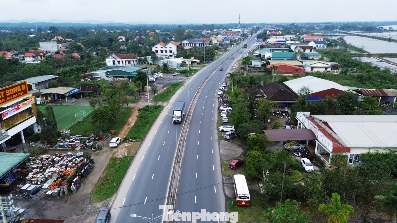 Từ cuối tháng 12/2013, Quy hoạch chung đô thị mới La Sơn (Lộc Sơn) đã được UBND tỉnh TT-Huế phê duyệt. Theo đó, đô thị tại Lộc Sơn được quy hoạch là trung tâm tiểu vùng phía bắc huyện Phú Lộc, xây dựng cấu trúc đô thị nơi đây mang tính bền vững, với hệ thống hạ tầng kỹ thuật đồng bộ, tạo các nguồn lực, hình thành các dự án trọng điểm phát triển kinh tế xã hội.