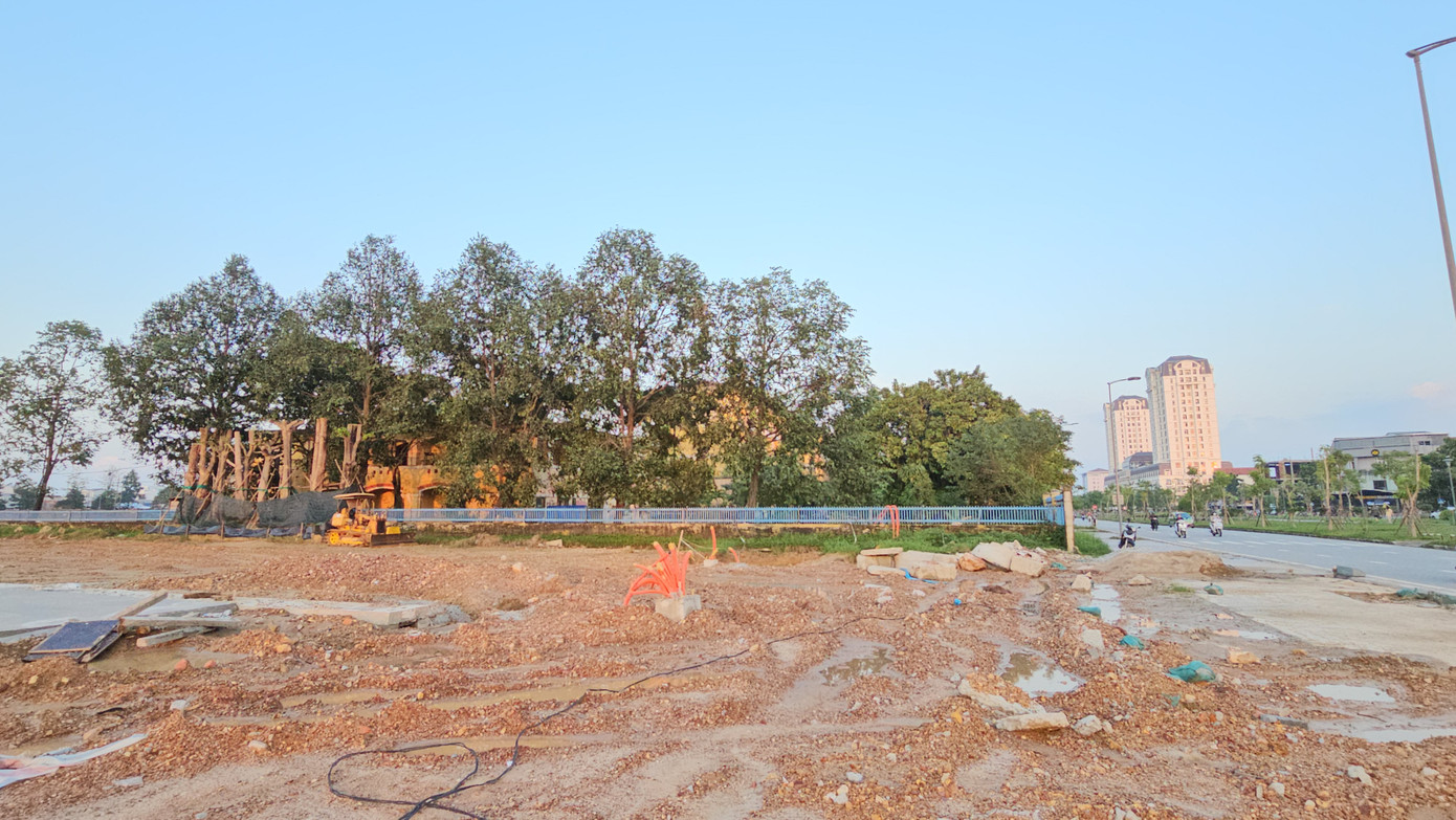 Theo kế hoạch, dự án Quảng trường văn hóa thể thao dự kiến hoàn thành vào năm sau. Tuy nhiên, với thực trạng mặt bằng dự án gặp vướng mắc chưa được tháo gỡ rốt ráo như hiện nay, đây là một trong những thách thức về tiến độ đối với chủ đầu tư công trình. Ảnh: N.V