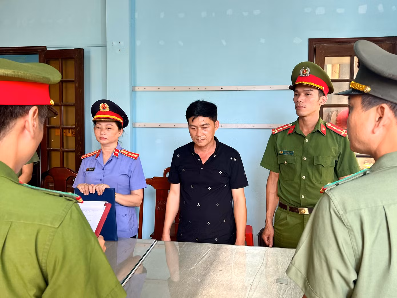 Cơ quan cảnh sát điều tra đọc lệnh khởi tố, bắt tạm giam đối với Đặng Quốc Trung.