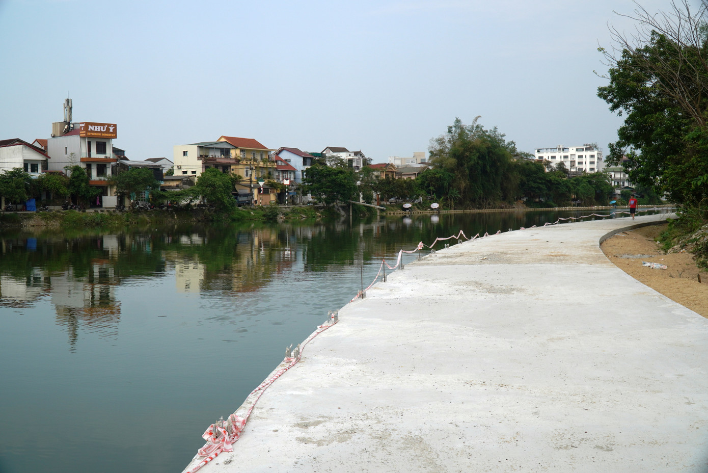 Theo Ban BQLDA Cải thiện Môi trường nước TP. Huế, tuyến đường được thiết kế với nhiều hạng mục phục vụ hoạt động đi bộ, vãn cảnh, tham quan, check-in, rèn luyện thể thao…, gồm bãi đỗ xe rộng 1.300 m2 giáp với Đập Đá, cầu vòm dài 36 m bắc qua hói Thát Lát, 11 bến nước lát đá granite, hệ thống các tiểu cảnh, cây xanh tiếp giáp nhà dân và vườn tược ven sông…