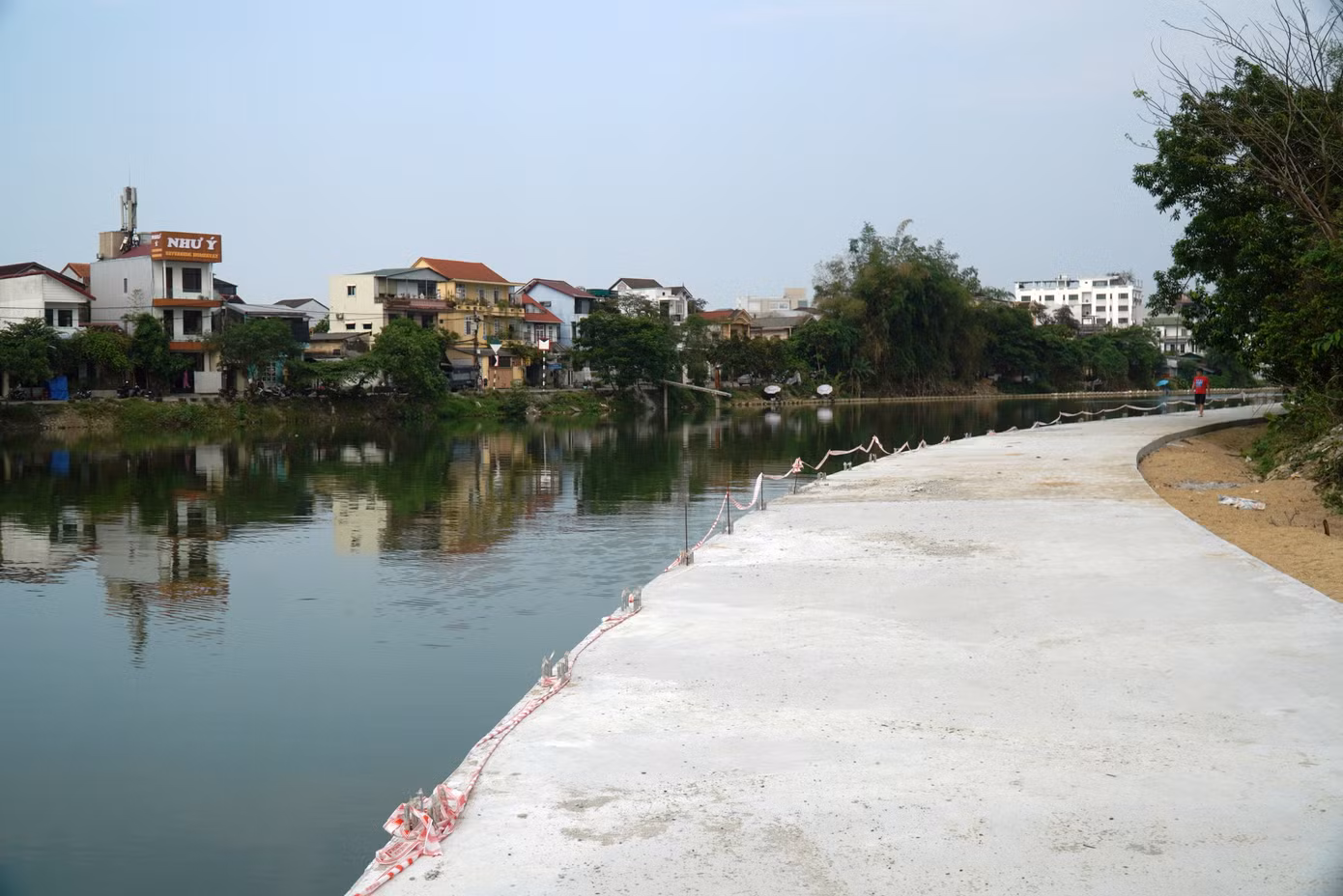 Theo Ban BQLDA Cải thiện Môi trường nước TP. Huế, tuyến đường được thiết kế với nhiều hạng mục phục vụ hoạt động đi bộ, vãn cảnh, tham quan, check-in, rèn luyện thể thao…, gồm bãi đỗ xe rộng 1.300 m2 giáp với Đập Đá, cầu vòm dài 36 m bắc qua hói Thát Lát, 11 bến nước lát đá granite, hệ thống các tiểu cảnh, cây xanh tiếp giáp nhà dân và vườn tược ven sông…