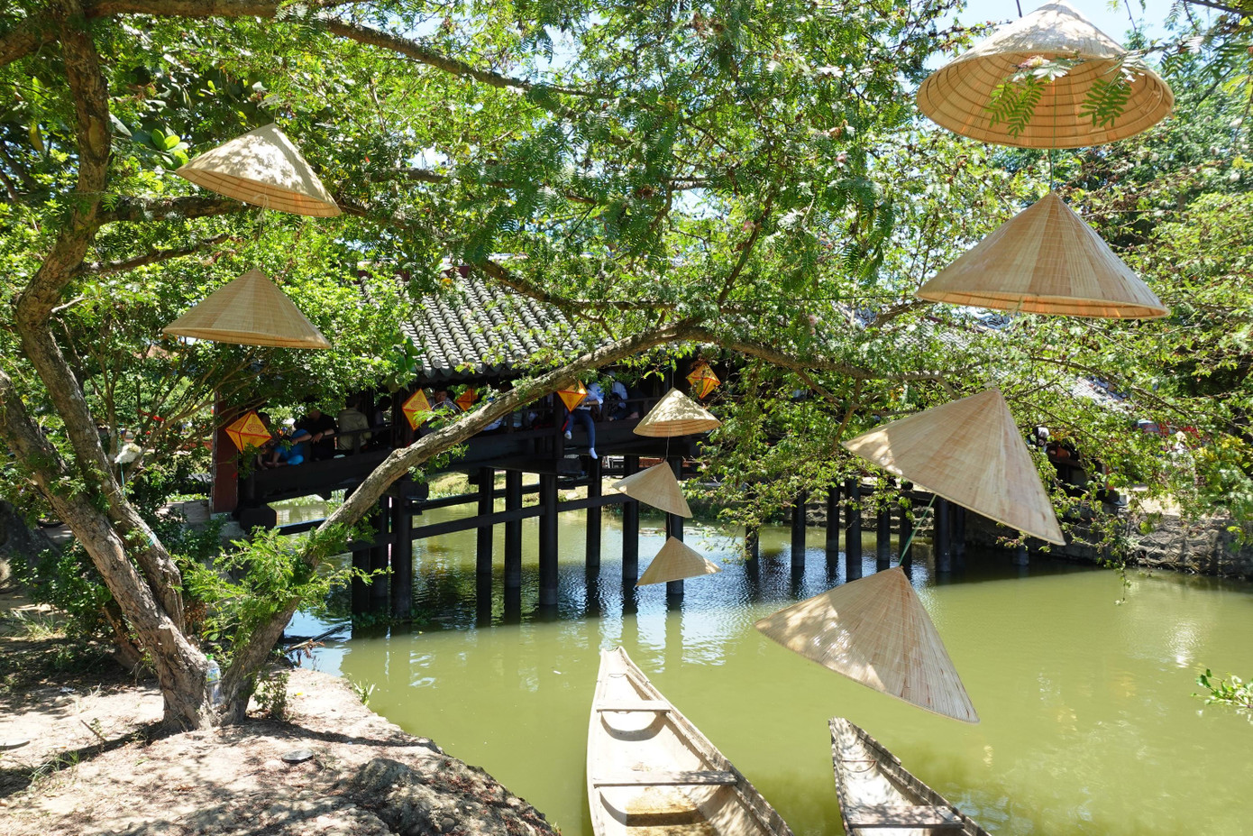 Được biết, di tích Cầu Ngói Thanh Toàn được xây dựng vào năm 1776, nằm cách TP Huế khoảng 8 km về phía đông. Cầu Ngói do bà Trần Thị Đạo - vợ của một vị quan phát tâm đóng góp tiền của xây dựng, nhằm để tích phước đức và góp phần giúp đỡ nông dân trong vùng qua lại dòng sông Như Ý dễ dàng và an toàn hơn. Ảnh: Đình Hoàng