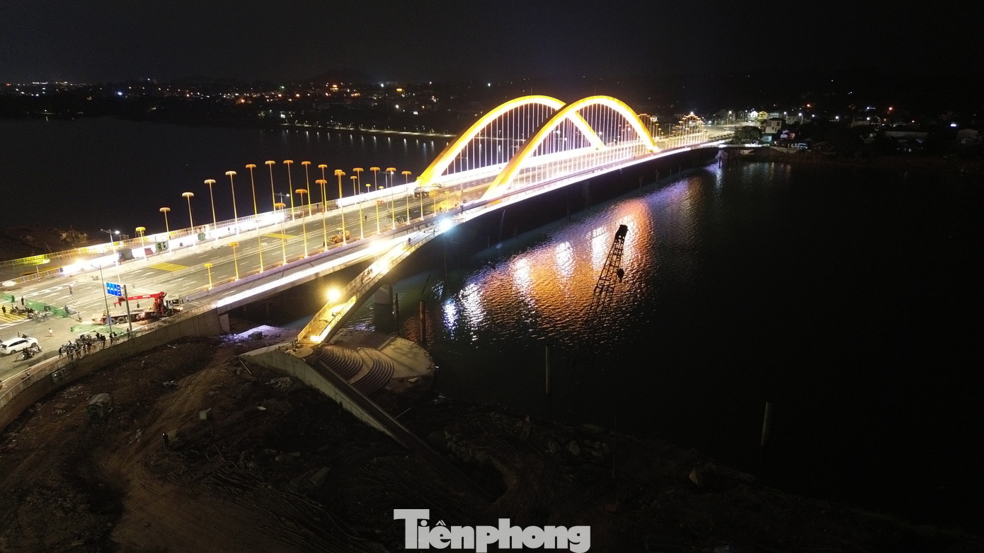 Công nghệ chiếu sáng thân cầu, gầm cầu, lọng vàng, lan can và lối đi bộ được thiết kế đồng bộ, mang đến trải nghiệm thị giác độc đáo cho người dân và du khách. Đây là một điểm nhấn kiến trúc hòa quyện giữa nét truyền thống xứ Huế và hơi thở hiện đại của thời đại mới.