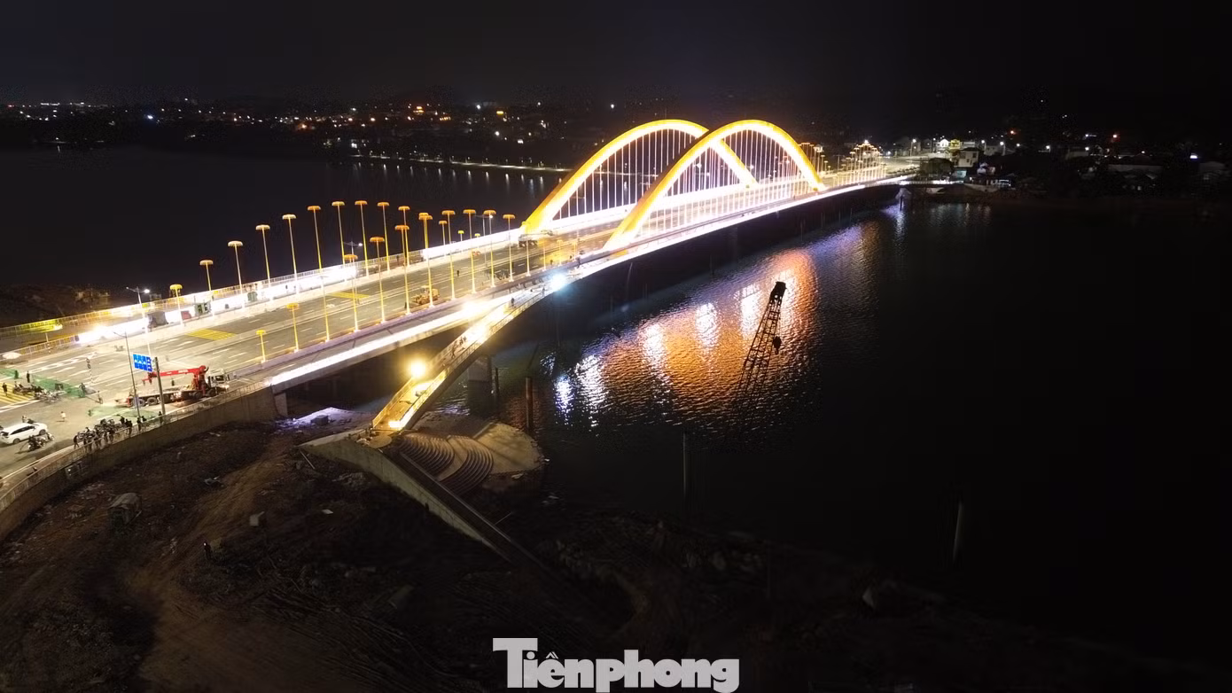 Công nghệ chiếu sáng thân cầu, gầm cầu, lọng vàng, lan can và lối đi bộ được thiết kế đồng bộ, mang đến trải nghiệm thị giác độc đáo cho người dân và du khách. Đây là một điểm nhấn kiến trúc hòa quyện giữa nét truyền thống xứ Huế và hơi thở hiện đại của thời đại mới. Công nghệ chiếu sáng thân cầu, gầm cầu, lọng vàng, lan can và lối đi bộ được thiết kế đồng bộ, mang đến trải nghiệm thị giác độc đáo cho người dân và du khách. Đây là một điểm nhấn kiến trúc hòa quyện giữa nét truyền thống xứ Huế và hơi thở hiện đại của thời đại mới.