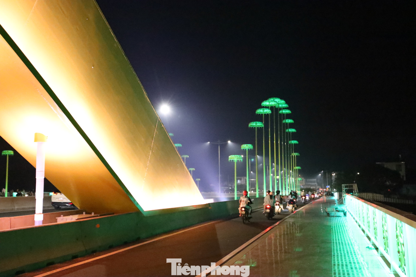 Công nghệ chiếu sáng thân cầu, gầm cầu, lọng vàng, lan can và lối đi bộ được thiết kế đồng bộ, mang đến trải nghiệm thị giác độc đáo cho người dân và du khách. Đây là một điểm nhấn kiến trúc hòa quyện giữa nét truyền thống xứ Huế và hơi thở hiện đại của thời đại mới.