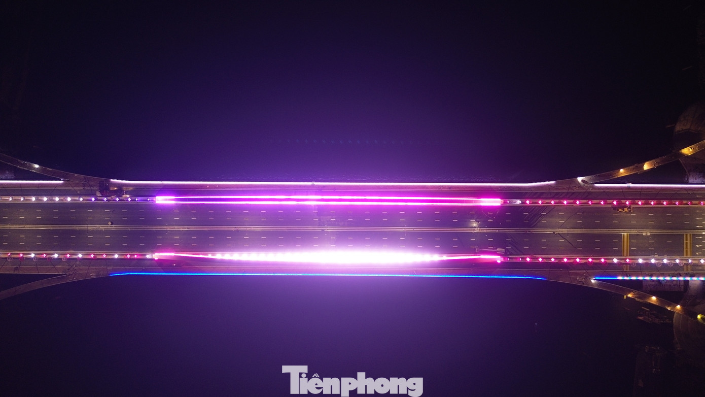 Công nghệ chiếu sáng thân cầu, gầm cầu, lọng vàng, lan can và lối đi bộ được thiết kế đồng bộ, mang đến trải nghiệm thị giác độc đáo cho người dân và du khách. Đây là một điểm nhấn kiến trúc hòa quyện giữa nét truyền thống xứ Huế và hơi thở hiện đại của thời đại mới.