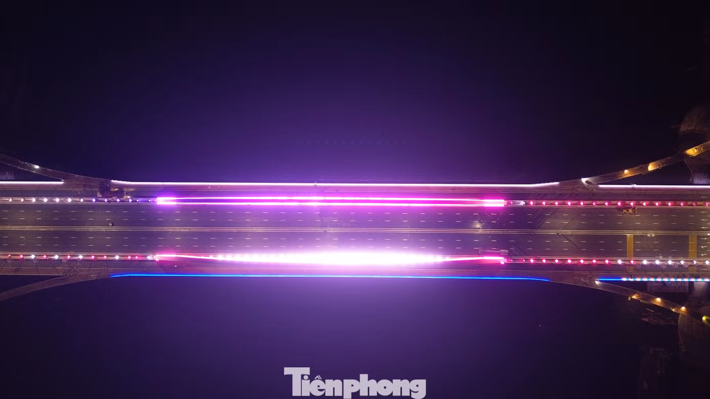 Công nghệ chiếu sáng thân cầu, gầm cầu, lọng vàng, lan can và lối đi bộ được thiết kế đồng bộ, mang đến trải nghiệm thị giác độc đáo cho người dân và du khách. Đây là một điểm nhấn kiến trúc hòa quyện giữa nét truyền thống xứ Huế và hơi thở hiện đại của thời đại mới. Công nghệ chiếu sáng thân cầu, gầm cầu, lọng vàng, lan can và lối đi bộ được thiết kế đồng bộ, mang đến trải nghiệm thị giác độc đáo cho người dân và du khách. Đây là một điểm nhấn kiến trúc hòa quyện giữa nét truyền thống xứ Huế và hơi thở hiện đại của thời đại mới.