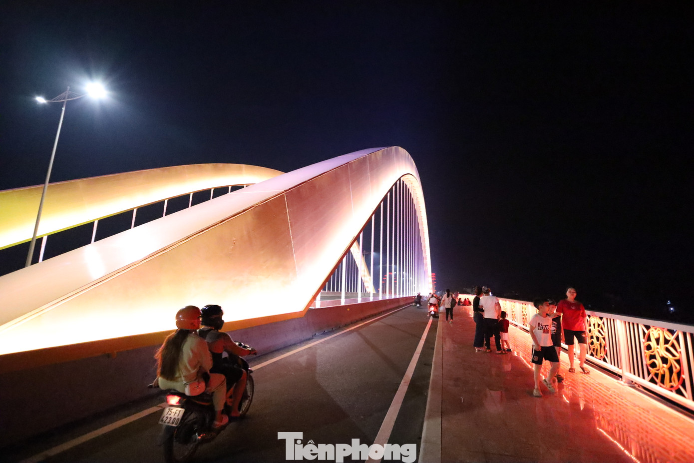 Công nghệ chiếu sáng thân cầu, gầm cầu, lọng vàng, lan can và lối đi bộ được thiết kế đồng bộ, mang đến trải nghiệm thị giác độc đáo cho người dân và du khách. Đây là một điểm nhấn kiến trúc hòa quyện giữa nét truyền thống xứ Huế và hơi thở hiện đại của thời đại mới.