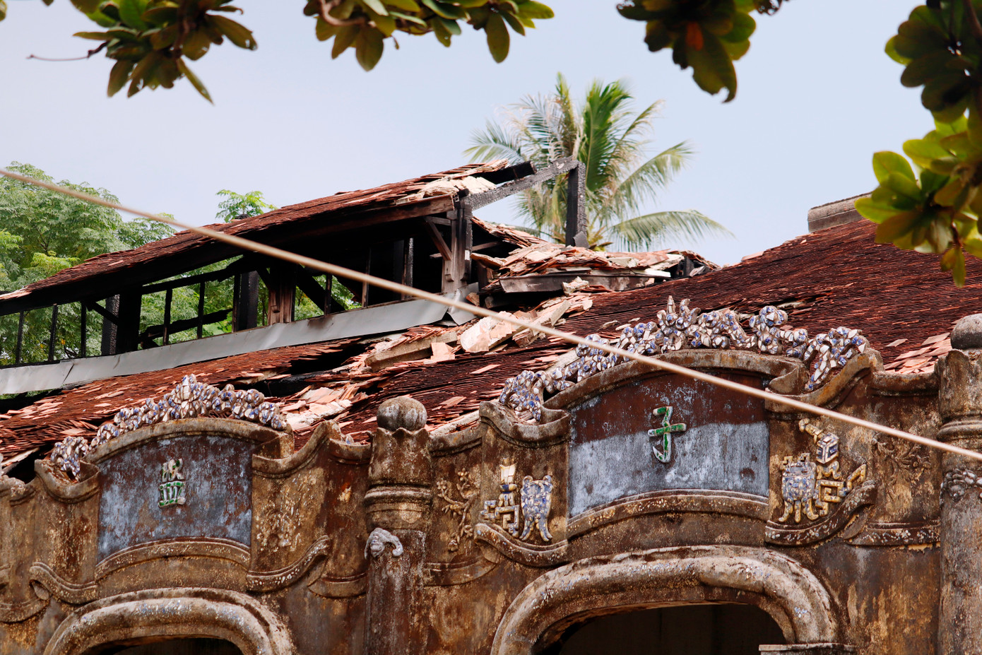 Việc hiện trường vụ cháy vẫn chưa được xử lý, dọn dẹp sau hơn một năm tạo hình ảnh đáng sợ, phản cảm tại điểm tham quan bảo tàng và di tích thuộc khu Di sản Huế, trong khi bảo tàng lại thiếu đi không gian trưng bày, triển lãm như trước đây đã khiến nhiều người thắc mắc.