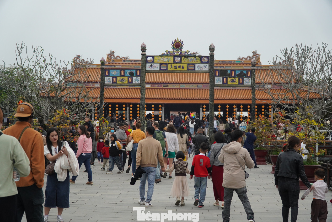 Hàng trăm du khách đi qua cầu Trung đạo, đến sân Đại triều để vào tham quan điện Thái Hòa và những cung điện khác.