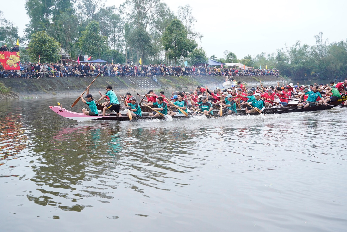 Hội đua là hoạt động thể thao sông nước truyền thống được thị xã Hương Thủy tổ chức thường niên vào dịp đầu năm mới.