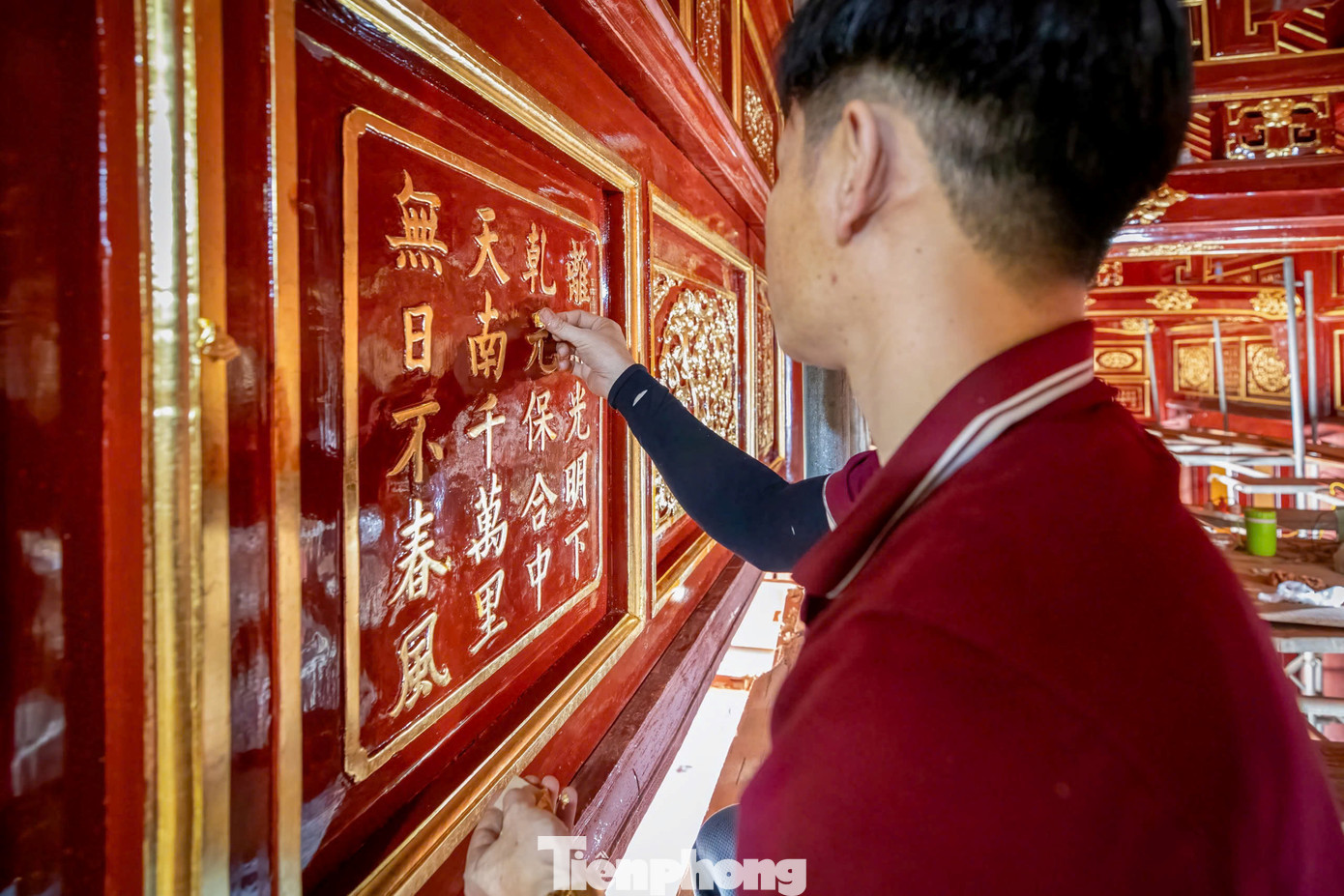 Các nghệ nhân tỉ mỉ hoàn thành “sơn son thếp vàng” - các kết cấu công trình bên trong nội điện để hoàn thành trùng tu, kịp đưa di tích đặc biệt này vào phục vụ du khách, người dân cuối tháng 11. Ảnh: T.N.A Phong Các nghệ nhân tỉ mỉ hoàn thành “sơn son thếp vàng” - các kết cấu công trình bên trong nội điện để hoàn thành trùng tu, kịp đưa di tích đặc biệt này vào phục vụ du khách, người dân cuối tháng 11. Ảnh: T.N.A Phong