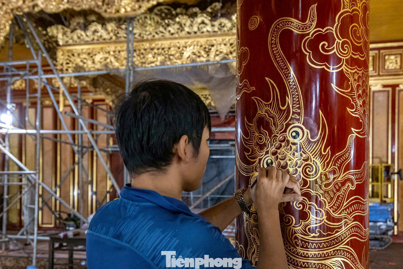 Các nghệ nhân tỉ mỉ hoàn thành “sơn son thếp vàng” - các kết cấu công trình bên trong nội điện để hoàn thành trùng tu, kịp đưa di tích đặc biệt này vào phục vụ du khách, người dân cuối tháng 11. Ảnh: T.N.A Phong Các nghệ nhân tỉ mỉ hoàn thành “sơn son thếp vàng” - các kết cấu công trình bên trong nội điện để hoàn thành trùng tu, kịp đưa di tích đặc biệt này vào phục vụ du khách, người dân cuối tháng 11. Ảnh: T.N.A Phong