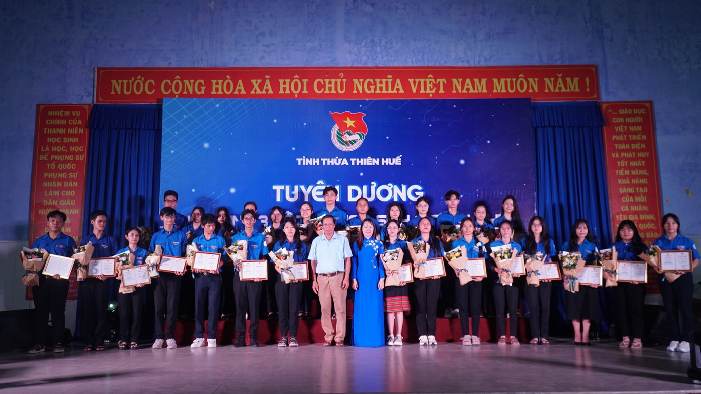 Đây là những tấm gương tiêu biểu trong học tập, rèn luyện, nghiên cứu khoa học. Đây là những tấm gương tiêu biểu trong học tập, rèn luyện, nghiên cứu khoa học.