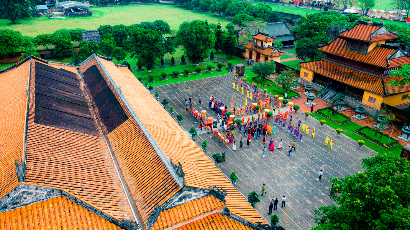 Đoàn rước đi theo lộ trình từ đường 23/8 - Ngọ môn - Hữu Dực môn - Thế miếu. Ảnh: Đình Hoàng.