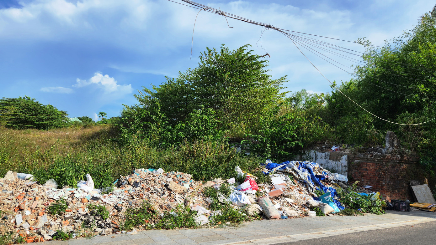 Tuy nhiên, tại nơi người dân từng sinh sống ở khu vực Thượng thành thuộc các phường Đông Ba, Thuận Lộc…, sau hơn 3 năm thực hiện cuộc di dân lịch sử, hiện trong tình trạng ngổn ngang, nhếch nhác. Tuy nhiên, tại nơi người dân từng sinh sống ở khu vực Thượng thành thuộc các phường Đông Ba, Thuận Lộc…, sau hơn 3 năm thực hiện cuộc di dân lịch sử, hiện trong tình trạng ngổn ngang, nhếch nhác.