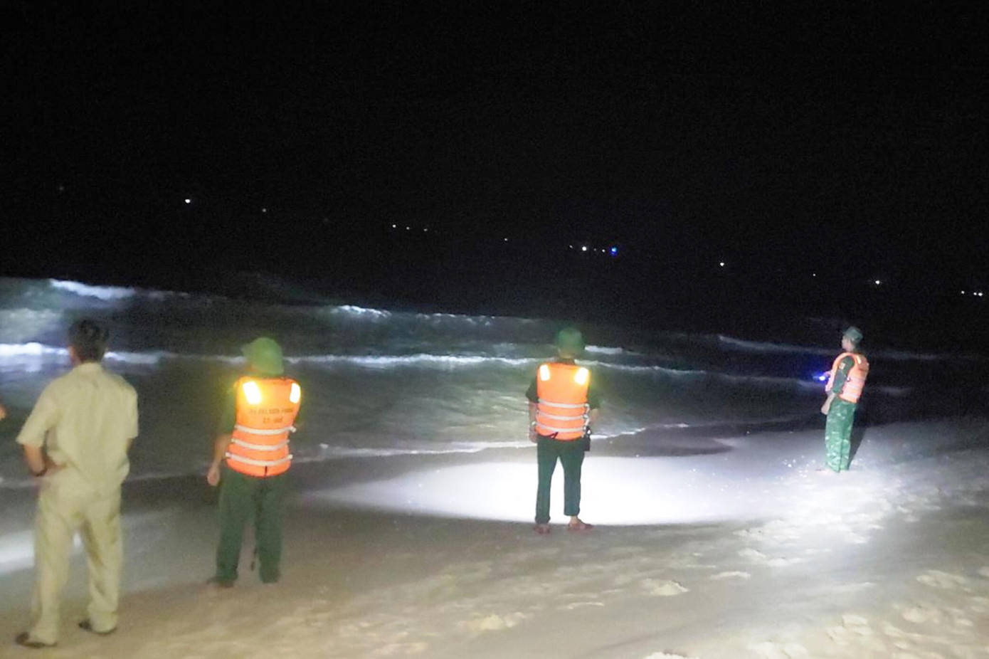 Lực lượng chức năng tổ chức tìm kiếm công nhân bị mất tích khi tắm biển Thuận An. Ảnh: V.T Lực lượng chức năng tổ chức tìm kiếm công nhân bị mất tích khi tắm biển Thuận An. Ảnh: V.T