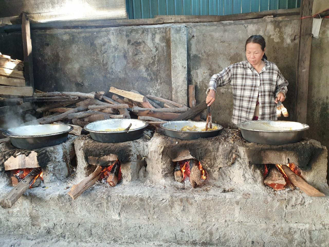 Theo một chủ lò mứt gừng ở đường Phạm Thị Liên (phường Kim Long, TP Huế), thông thường từ đầu tháng chạp, các lò mứt gừng trong vùng đã đỏ lửa để tạo sản phẩm cung cấp cho thị trường cả nước, chủ yếu ở Hà Nội, Đồng Nai, Bình Dương, Quảng Nam, Đà Nẵng…