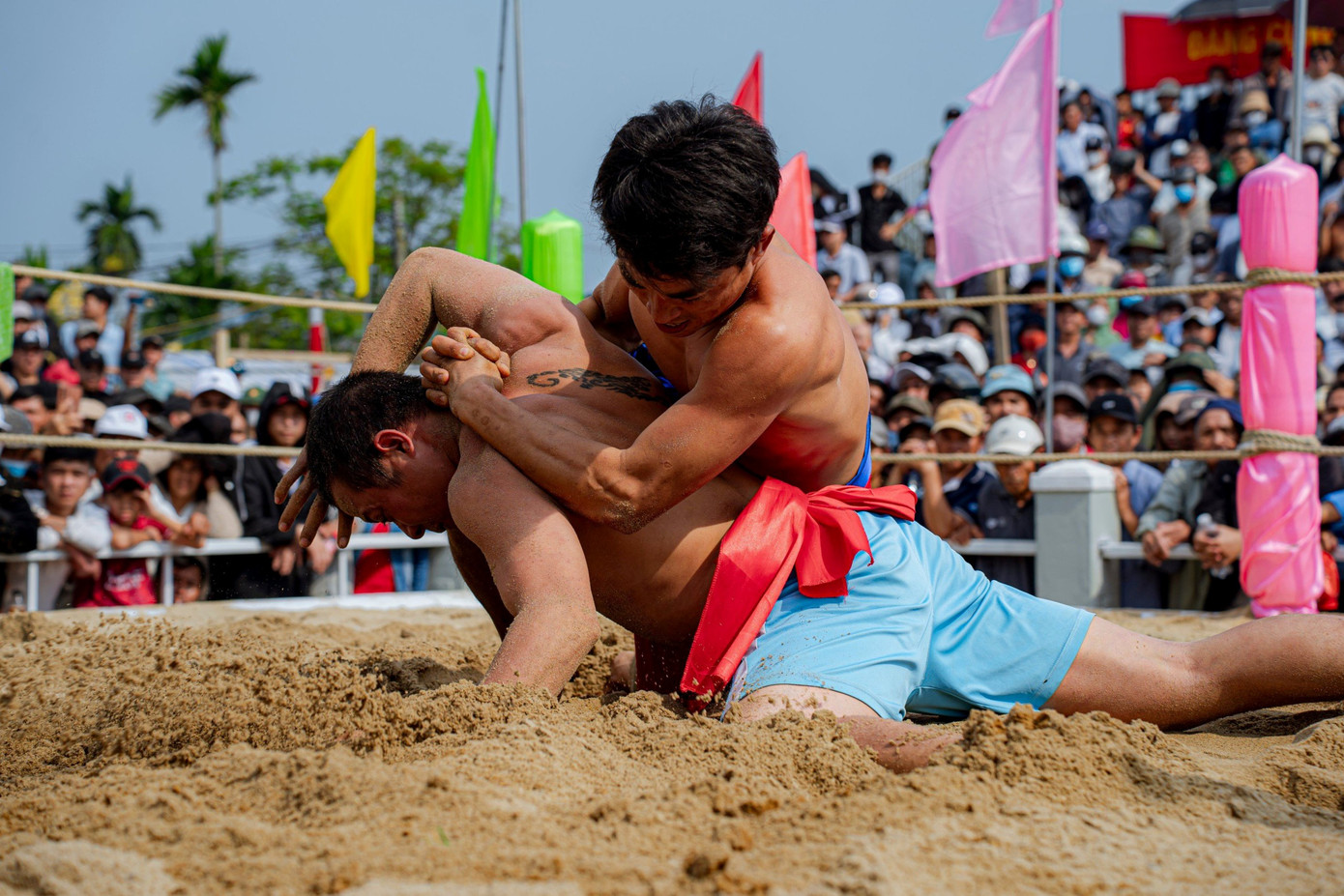 Các đô vật tranh tài theo lứa tuổi từ thiếu niên đến trung niên. Ảnh: Đình Hoàng. Các đô vật tranh tài theo lứa tuổi từ thiếu niên đến trung niên. Ảnh: Đình Hoàng.