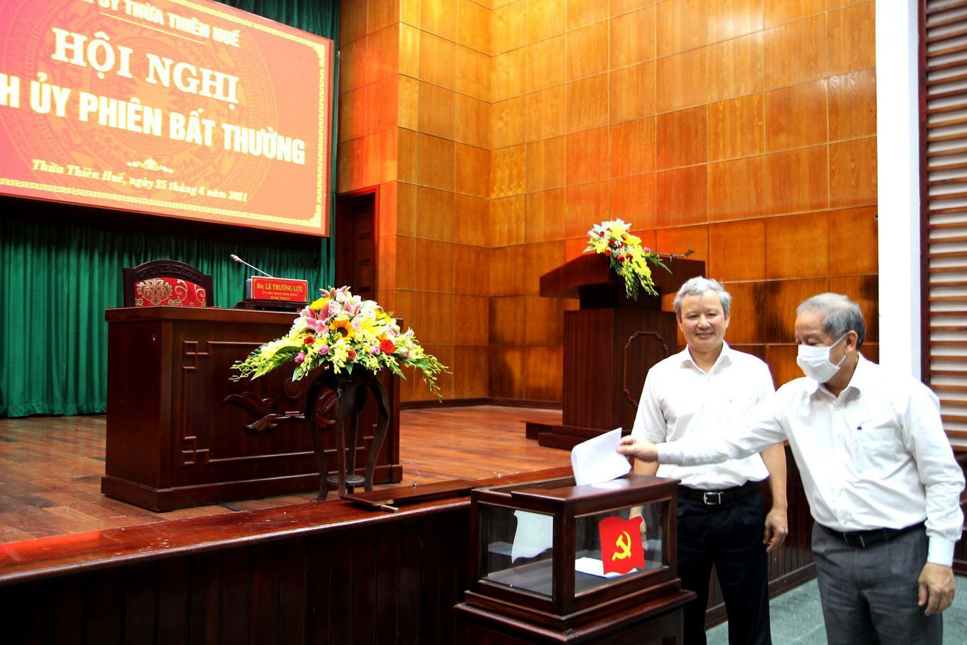 Bỏ phiếu bầu Phó Bí thư Tỉnh ủy TT-Huế