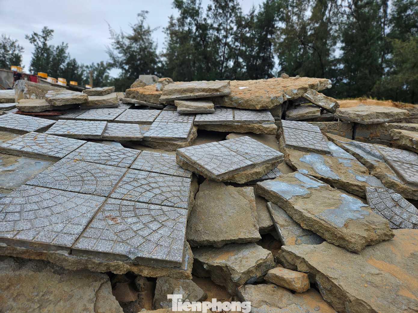 Trước đó, vào cuối tháng 10/2024, mưa to, gió lớn kèm triều cường do ảnh hưởng của bão Trà My đã tàn phá dải bờ biển phường Thuận An và xã Phú Thuận. Sóng biển đã làm hư hỏng nhiều quán ăn, nhà hàng; cây xanh gãy đổ, đường dạo bị nước biển đánh vỡ. Khi ấy, không ít người cho rằng, phải mất nhiều năm, nơi này mới có thể khôi phục lại hạ tầng cơ sở để đón khách trở lại. Trước đó, vào cuối tháng 10/2024, mưa to, gió lớn kèm triều cường do ảnh hưởng của bão Trà My đã tàn phá dải bờ biển phường Thuận An và xã Phú Thuận. Sóng biển đã làm hư hỏng nhiều quán ăn, nhà hàng; cây xanh gãy đổ, đường dạo bị nước biển đánh vỡ. Khi ấy, không ít người cho rằng, phải mất nhiều năm, nơi này mới có thể khôi phục lại hạ tầng cơ sở để đón khách trở lại.