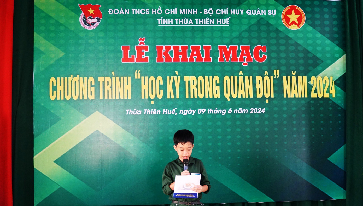 Một chiến sĩ nhí bày tỏ quyết tâm khi tham gia học kỳ trong quân đội.