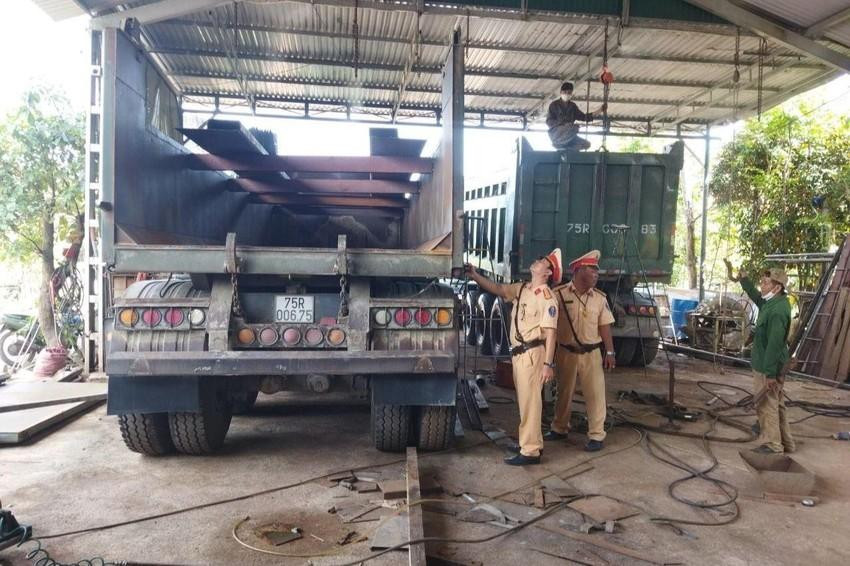 Lực lượng CSGT TT-Huế tuyên truyền, vận động doanh nghiệp vận tải hạ tải. Ảnh: CACC Lực lượng CSGT TT-Huế tuyên truyền, vận động doanh nghiệp vận tải hạ tải. Ảnh: CACC