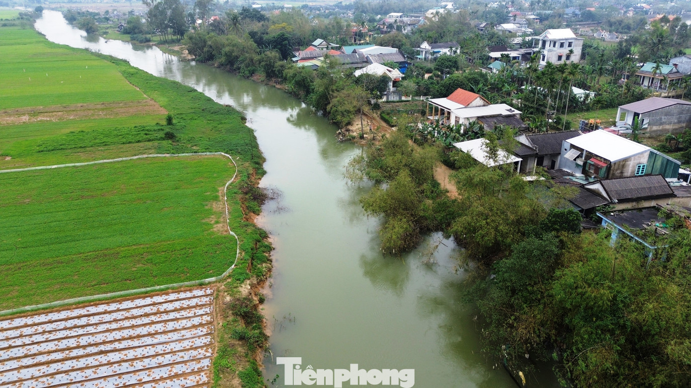 Về lâu dài, UBND huyện Quảng Điền chỉ đạo cơ quan chức năng nghiên cứu, lập dự án xây kè bảo vệ bờ sông Rào Cùng đoạn qua thôn La Vân Thượng và các khu vực sạt lở khác của xã Quảng Thọ. Về lâu dài, UBND huyện Quảng Điền chỉ đạo cơ quan chức năng nghiên cứu, lập dự án xây kè bảo vệ bờ sông Rào Cùng đoạn qua thôn La Vân Thượng và các khu vực sạt lở khác của xã Quảng Thọ.