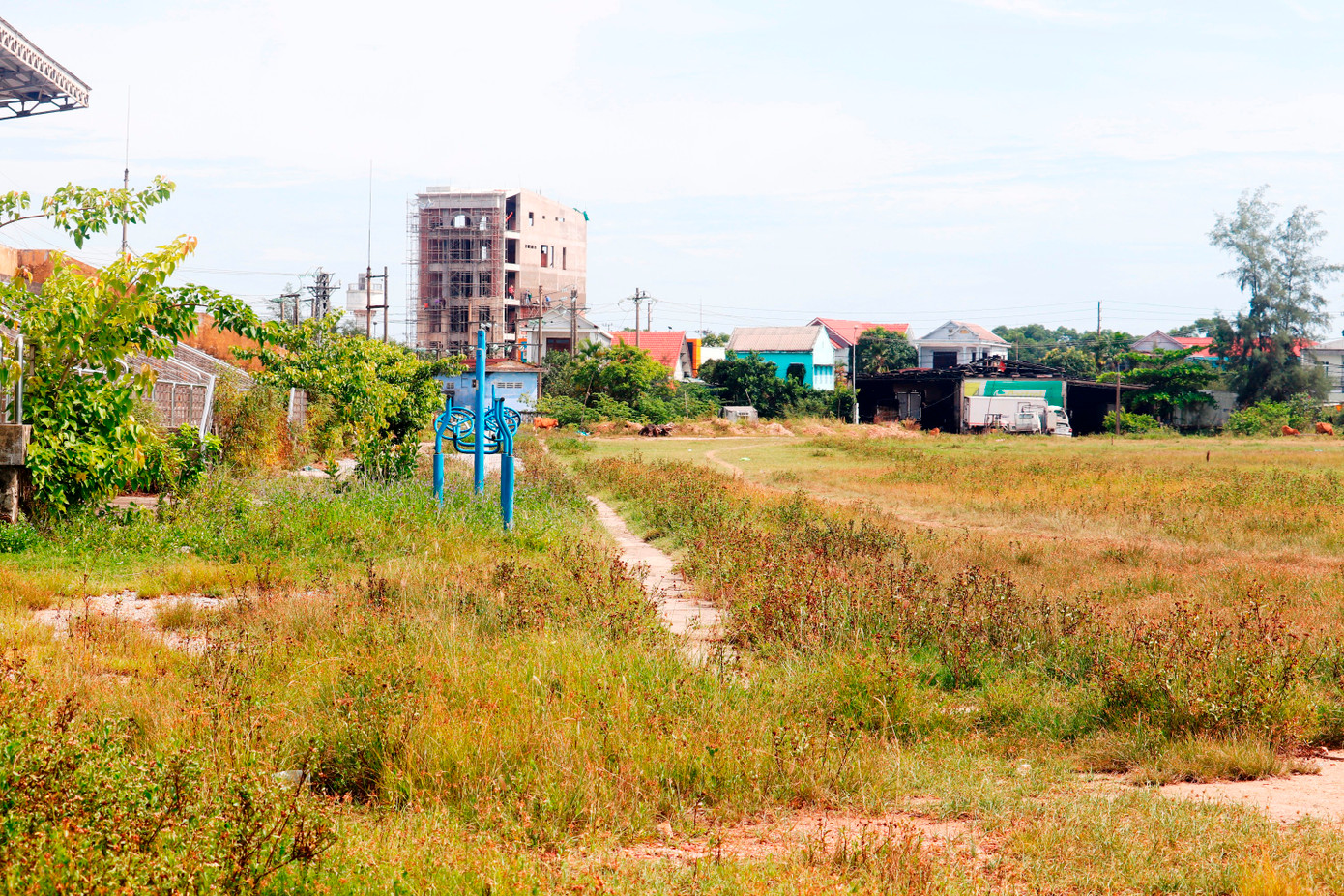 Mặt lát thuộc hệ thống thoát nước bao quanh mặt sân bị hỏng nát, tạo những hố sâu nguy hiểm. Đường bê tông bao quanh sân lu lấp cỏ dại.