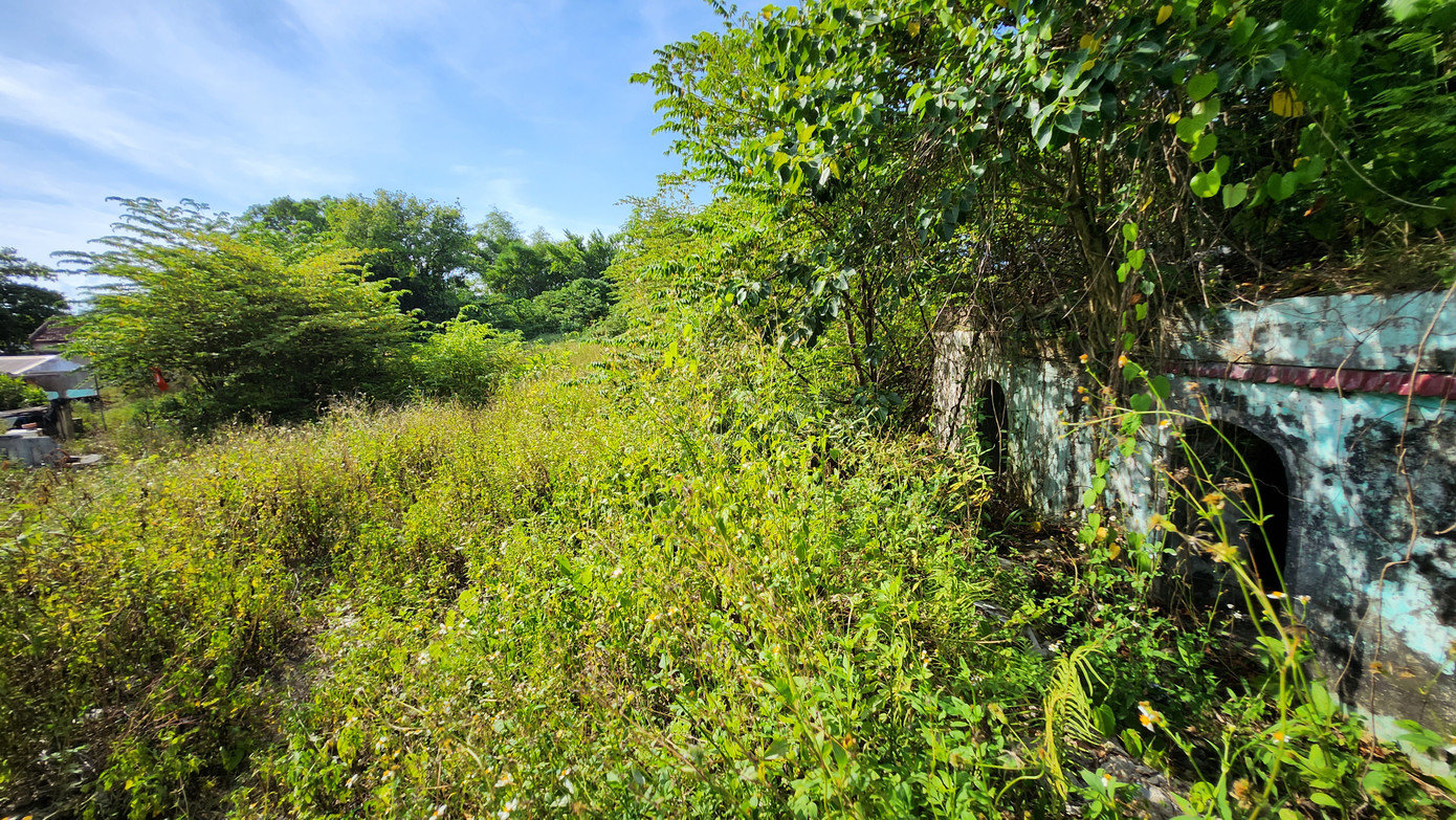 Trước thực trạng trên, đại diện Trung tâm Phát triển Quỹ đất TP. Huế cho biết, tại khu vực này trước đây chính quyền thành phố từng bố trí kinh phí để dọn dẹp, chỉnh trang một số khu vực. Trong khi đó, dự án dọn dẹp vệ sinh, hoàn trả mặt bằng sau khi di dời dân cư, giải phóng mặt bằng khu vực 1 Kinh thành Huế hiện được xúc tiến để xử lý mặt bằng triệt để sau khi thực hiện di dân. Trước thực trạng trên, đại diện Trung tâm Phát triển Quỹ đất TP. Huế cho biết, tại khu vực này trước đây chính quyền thành phố từng bố trí kinh phí để dọn dẹp, chỉnh trang một số khu vực. Trong khi đó, dự án dọn dẹp vệ sinh, hoàn trả mặt bằng sau khi di dời dân cư, giải phóng mặt bằng khu vực 1 Kinh thành Huế hiện được xúc tiến để xử lý mặt bằng triệt để sau khi thực hiện di dân.