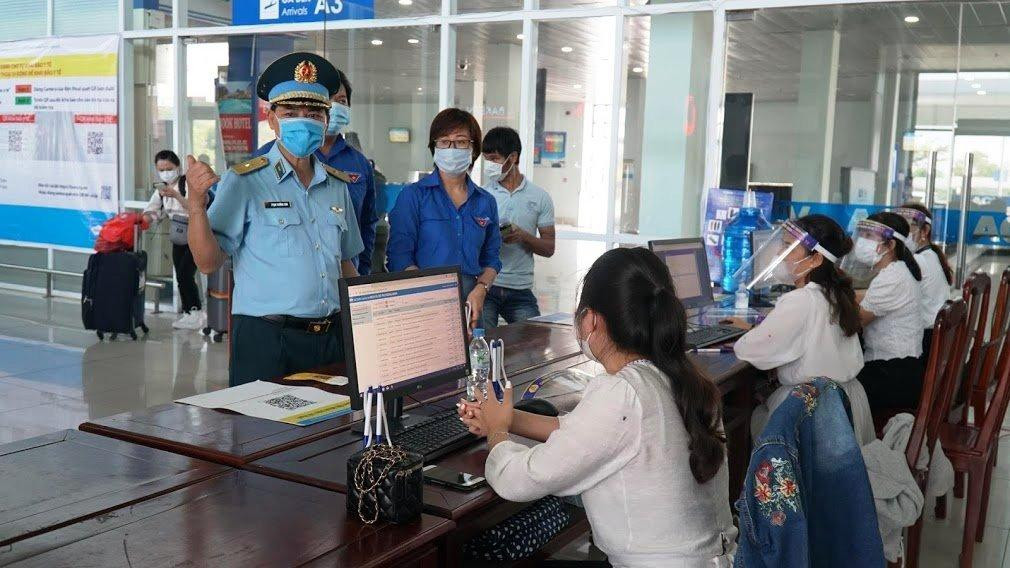 Hơn 200 ĐVTN TT-Huế xung kích “chia lửa” chống dịch cùng cách lực lượng tại 39 chốt tuyến đầu kiểm soát y tế thuộc địa bàn tỉnh này. Hơn 200 ĐVTN TT-Huế xung kích “chia lửa” chống dịch cùng cách lực lượng tại 39 chốt tuyến đầu kiểm soát y tế thuộc địa bàn tỉnh này.