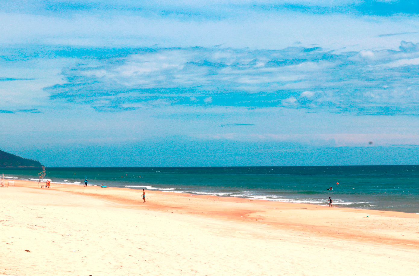 Du khách tắm biển tại khu vực gần trụ sở UBND thị trấn Lăng Cô (cũ). Rác thải không còn xuất hiện với số lượng dày đặc ở khu vực này. Du khách tắm biển tại khu vực gần trụ sở UBND thị trấn Lăng Cô (cũ). Rác thải không còn xuất hiện với số lượng dày đặc ở khu vực này.