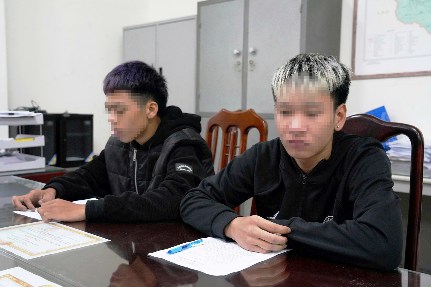 Hai "anh hùng xa lộ" điều khiển xe mô tô bằng một bánh. Hai "anh hùng xa lộ" điều khiển xe mô tô bằng một bánh.