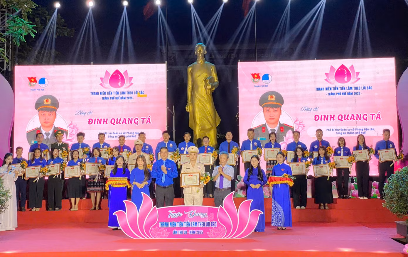 Tuyên dương, tặng bằng khen cho 20 tập thể và 34 cá nhân điển hình thanh niên tại Huế làm theo lời Bác dạy. Tuyên dương, tặng bằng khen cho 20 tập thể và 34 cá nhân điển hình thanh niên tại Huế làm theo lời Bác dạy.