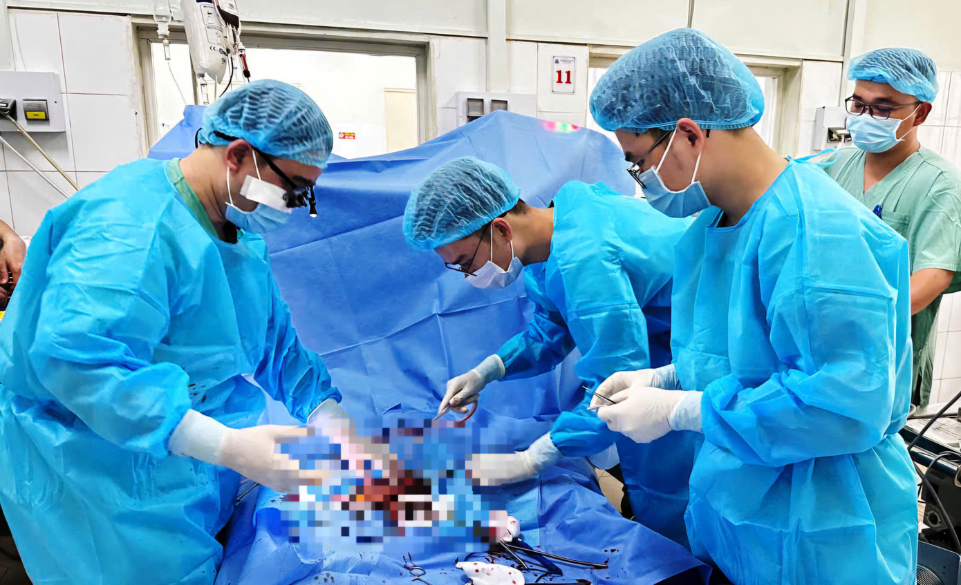 Các bác sĩ áp dụng kỹ thuật ECMO cứu bệnh nhi nguy kịch. Các bác sĩ áp dụng kỹ thuật ECMO cứu bệnh nhi nguy kịch.