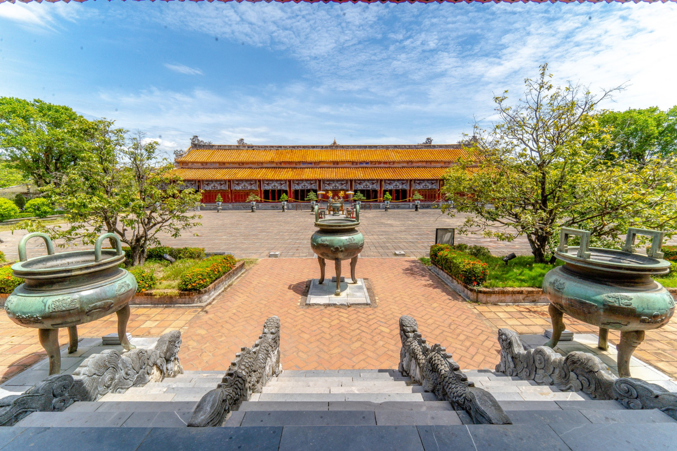 Cửu đỉnh - Hoàng cung Huế do vua Minh Mạng ra lệnh đúc vào năm 1835 và hoàn thành vào năm 1837, được đặt trước sân Thế Tổ miếu ngay từ khi hoàn thành tạo tác cho đến hiện nay.