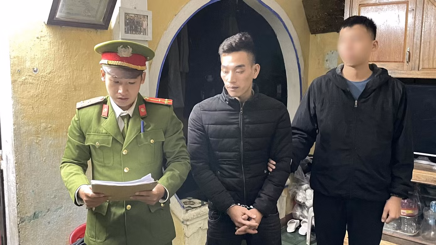 Đối tượng Hồ Văn Toán (giữa). Ảnh CACC
