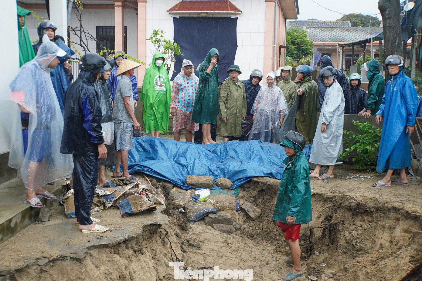 Đối với những điểm sạt lở gần nhà dân, lực lượng chức năng cần ưu tiên huy động nhân lực, phương tiện khắc phục nhanh, đảm bảo ổn định nơi ở cho người dân, tránh gây hoang mang.