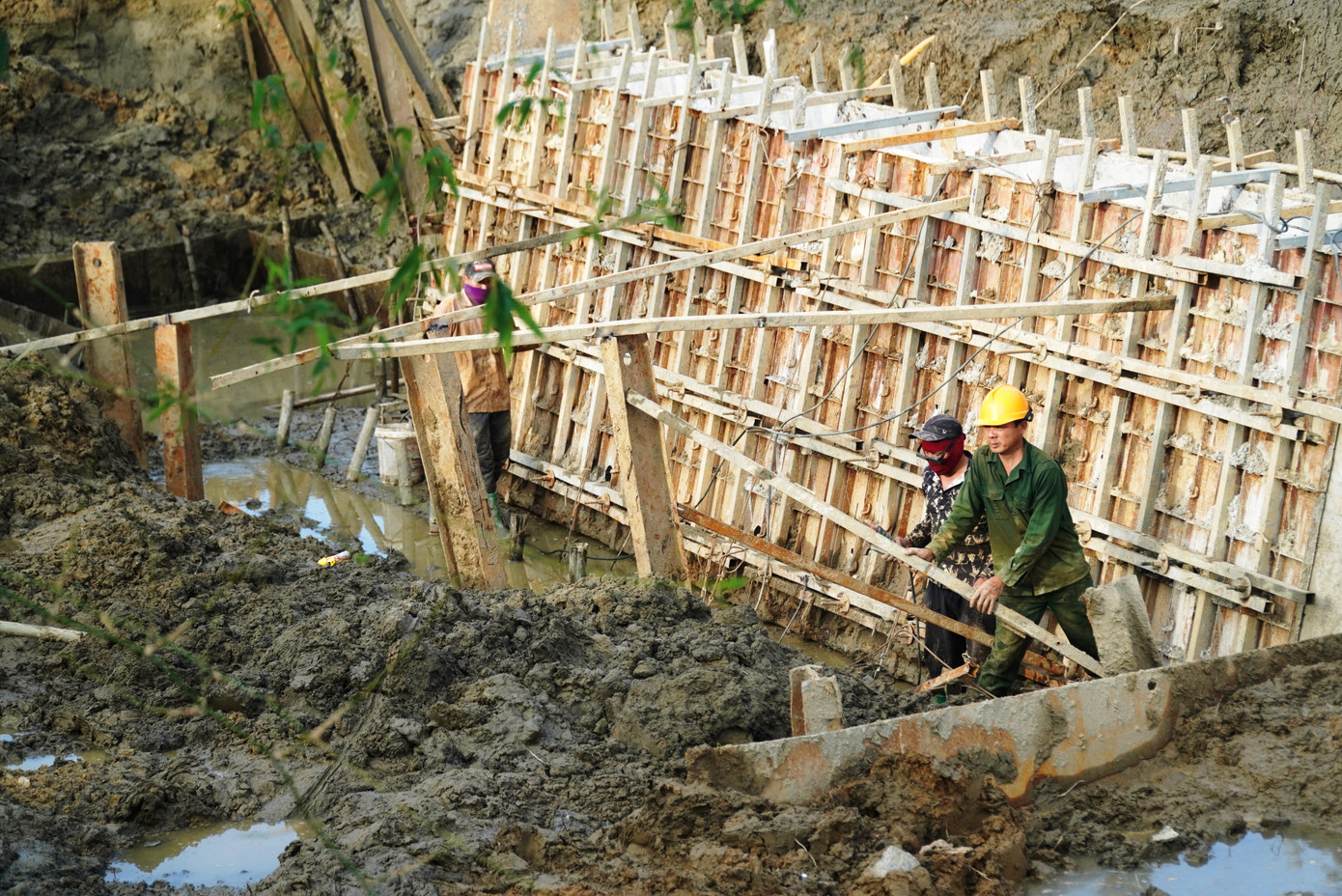 Công nhân tích cực làm việc tại hạng mục kè chống sạt lở bờ sông Như Ý (thuộc dự án cải thiện môi trường nước TP. Huế (giai đoạn 2) đoạn qua Tổ 1-2 phường An Đông, TP. Huế. Công nhân tích cực làm việc tại hạng mục kè chống sạt lở bờ sông Như Ý (thuộc dự án cải thiện môi trường nước TP. Huế (giai đoạn 2) đoạn qua Tổ 1-2 phường An Đông, TP. Huế.