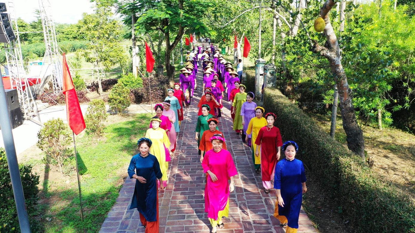 Ngày 23/7, tại làng cổ Phước Tích (xã Phong Hòa, huyện Phong Điền, tỉnh TT-Huế) diễn ra ngày hội “Hương xưa làng cổ” năm 2023, với nhiều chương trình hấp dẫn thu hút du khách.